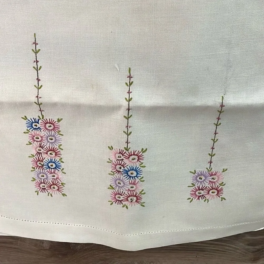 VINTAGE Hand Embroidered Linen Floral Table Runner 18 1/4” W X 39” L